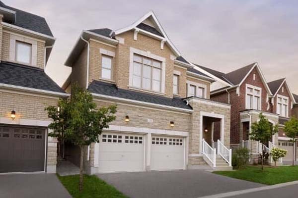 Exterior-street-scene-of-homes-in-a-Brookfield-Residential-community-in-the-GTA